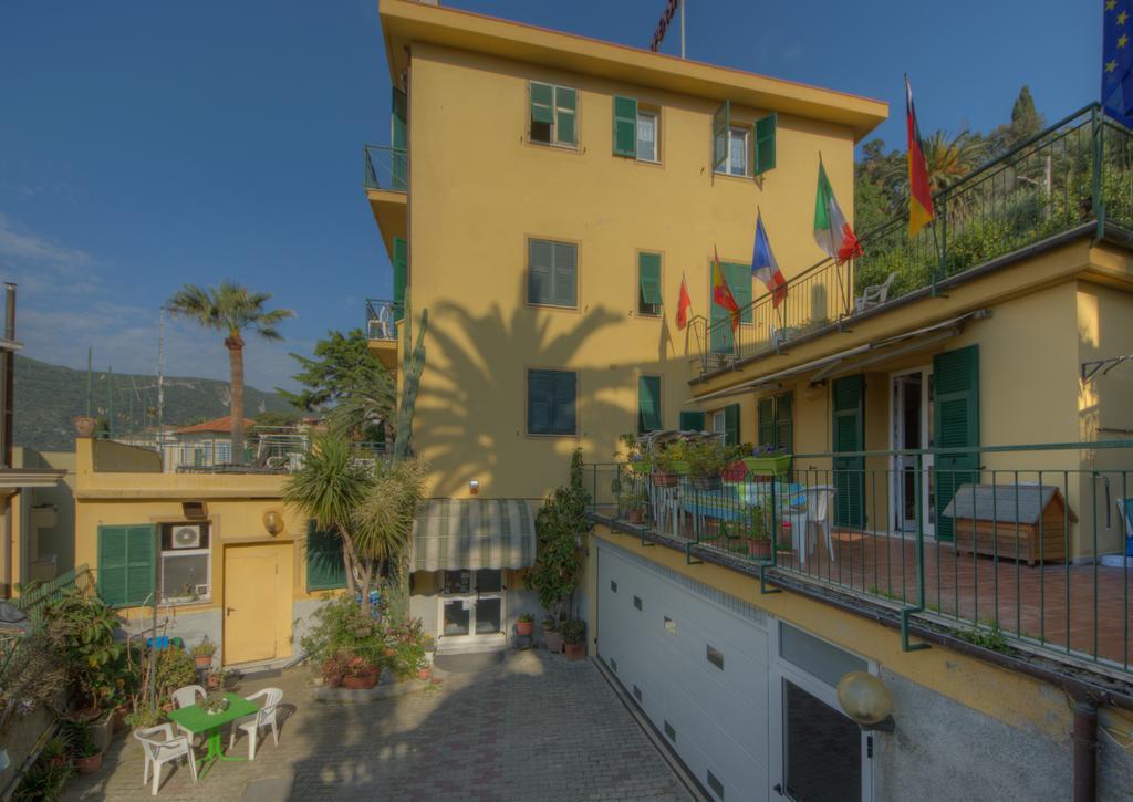 Hotel Deutsche Familien Финале Лигуре Экстерьер фото